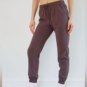 Aritzia TNA Speed Jogger